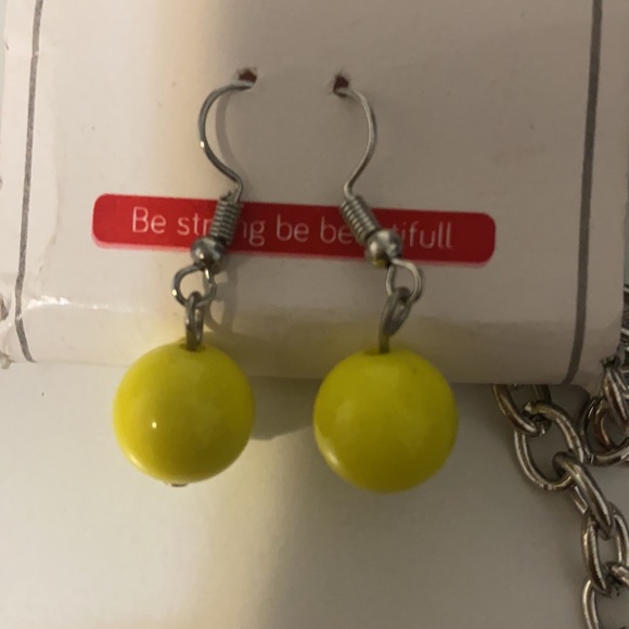 Beautiful yellow set - Picture 3 of 3